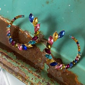 HOT! ☀️NWOT. Beautiful rhinestone earrings! 💕